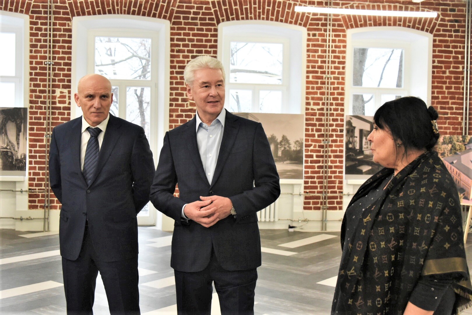 Мэр Москвы Сергей Собянин (в центре) и представитель компании-инвестора Мовлид Висаитов (слева)