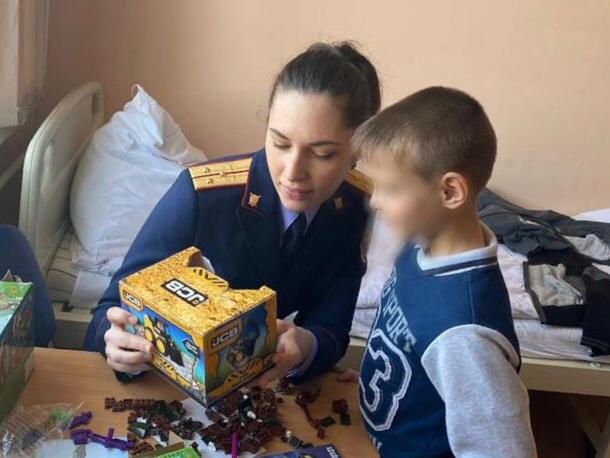 Бросившего детей в Шереметьеве мужчину могут ограничить в родительских правах