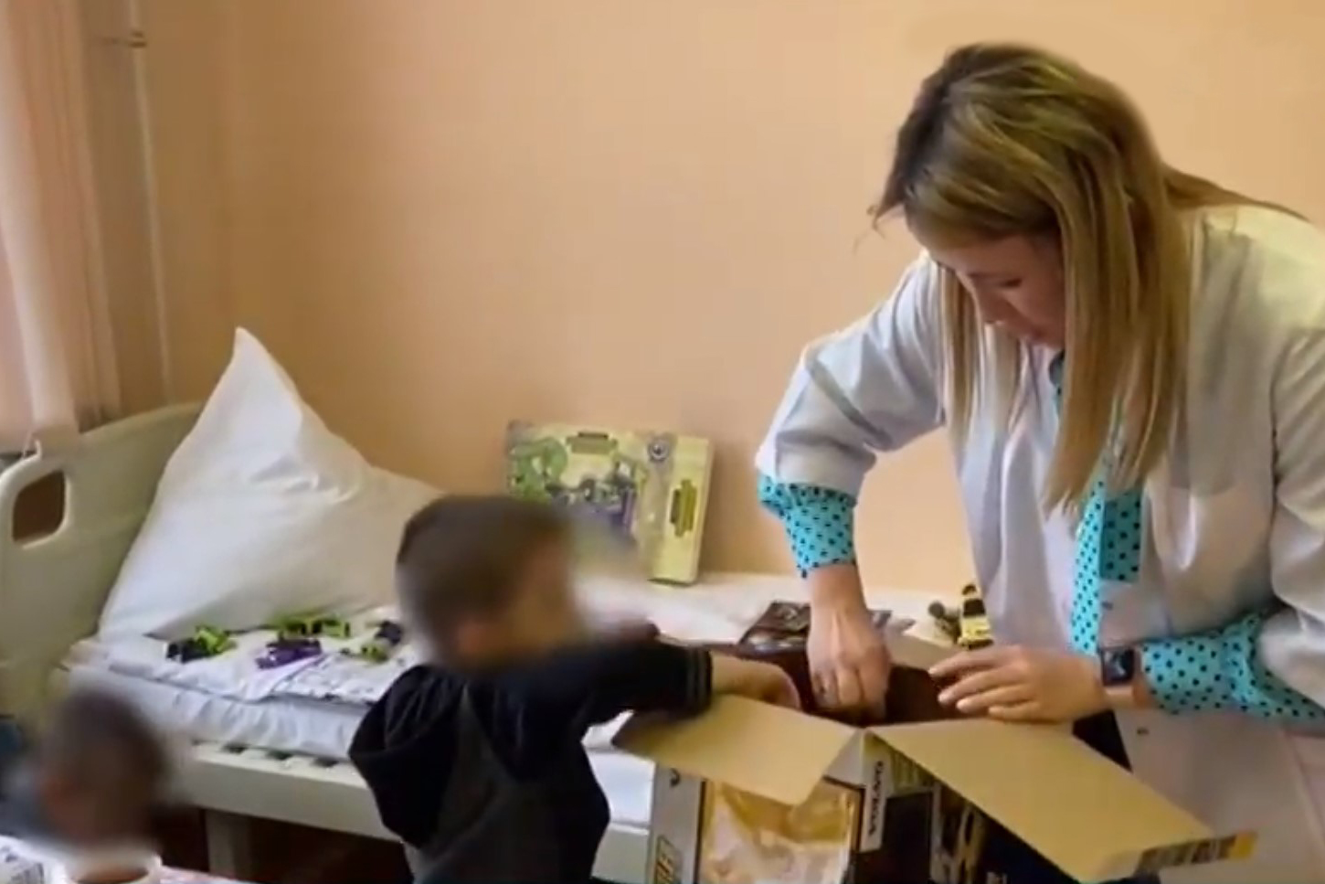 Брошенных в Шереметьеве детей могут вернуть дедушке и бабушке