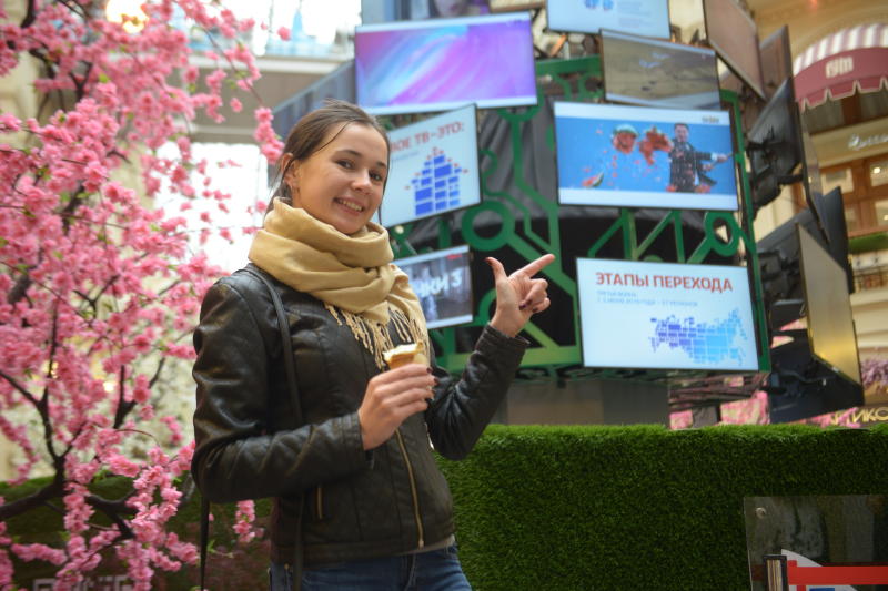 ГУМ. Москвичка Надежда Губеева у «Цифрового дерева» — символа перехода на цифровое ТВ  