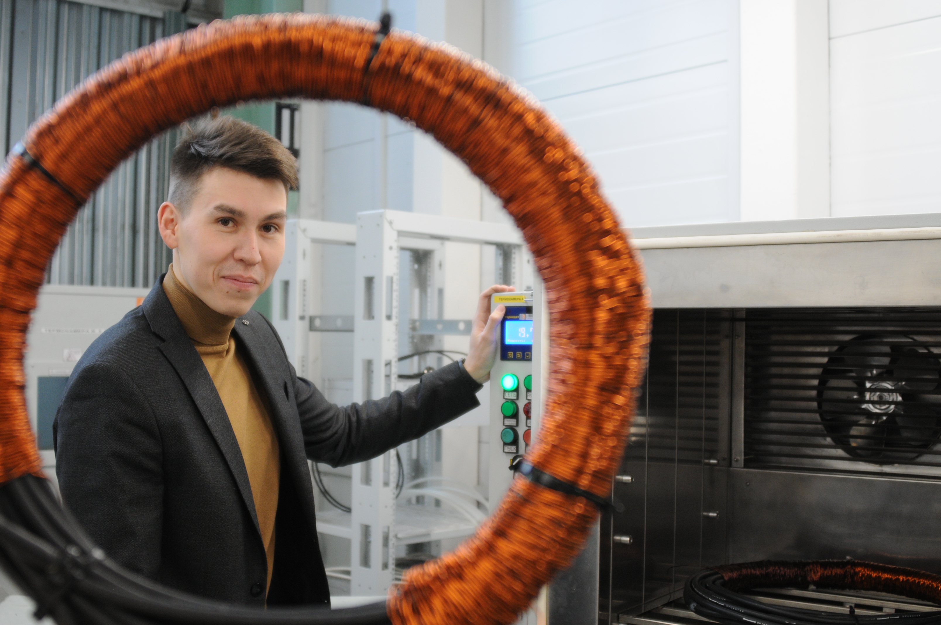 Начальник отдела испытательного центра высокотехнологичной столичной компании Руслан Канафеев проводит тестирование электронного оптического трансформатора тока