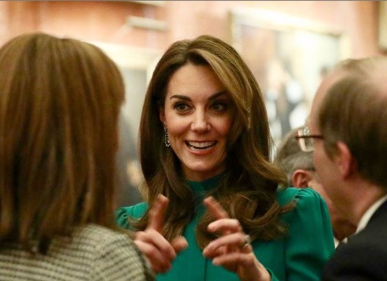 Представительница королевской семьи нарядилась в элегантный костюм с расклешенной юбкой