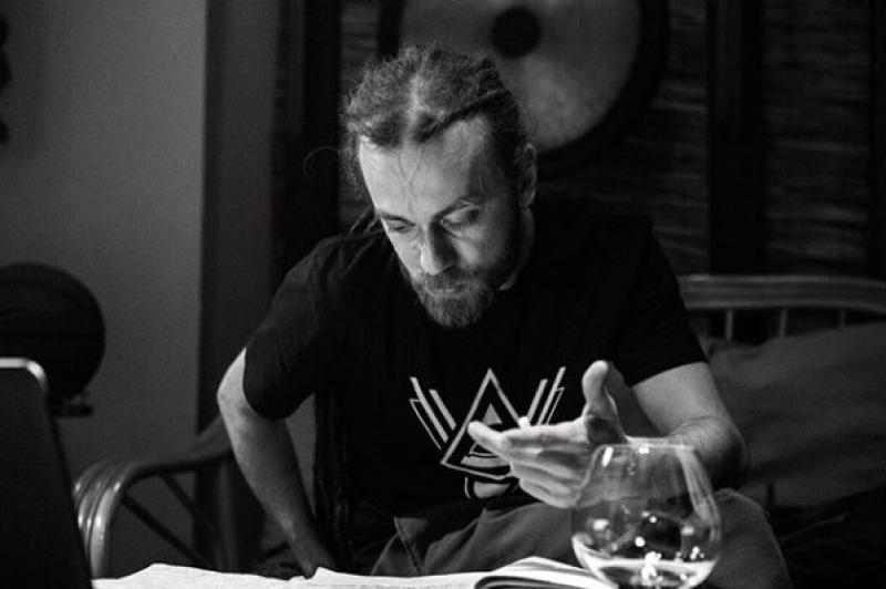 Отец Децла требует проведения ДНК-теста для внука