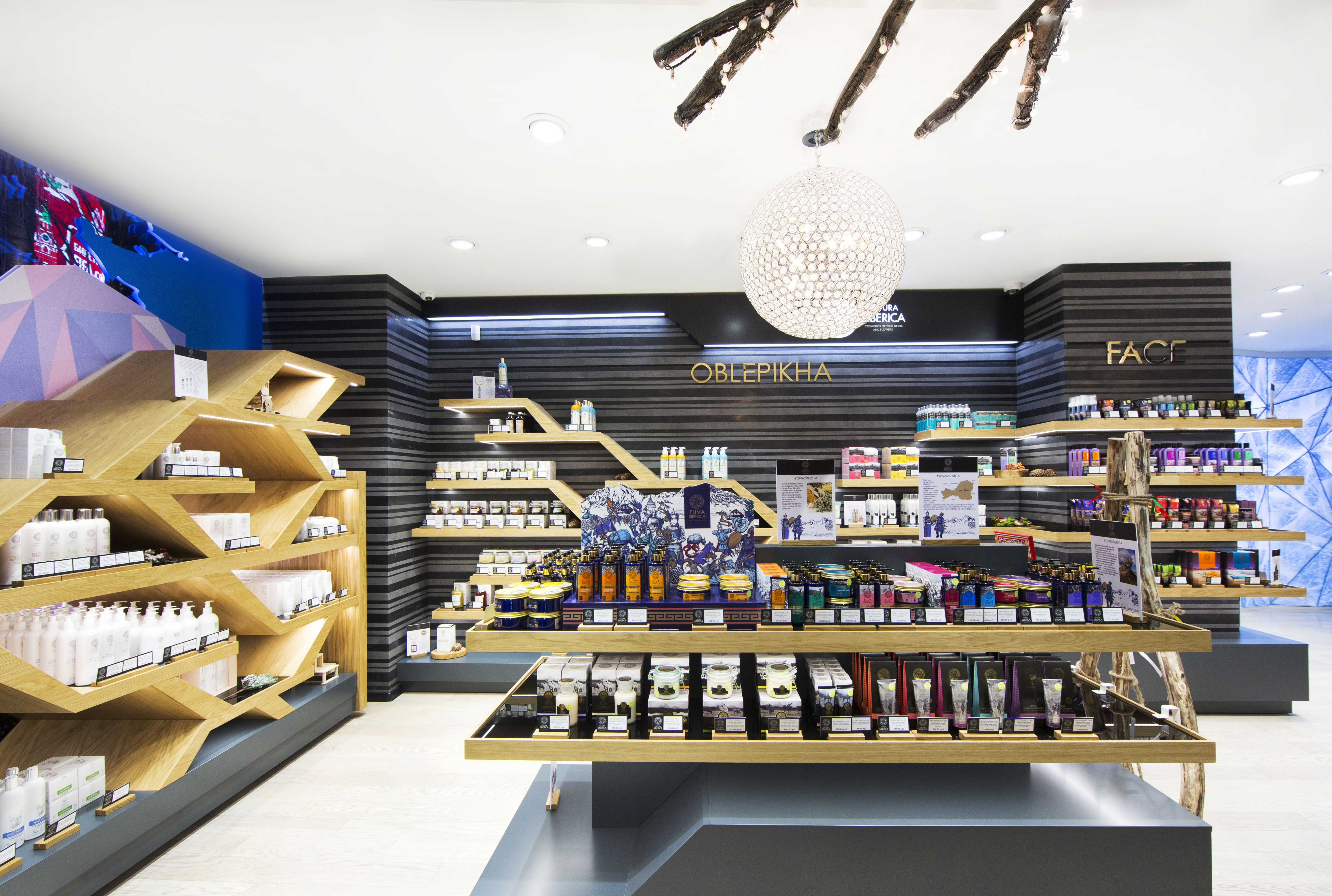 На полках фирменного магазина компании, расположенного в столице, представлен широкий ассортимент натуральной косметики, созданной на сибирских травах