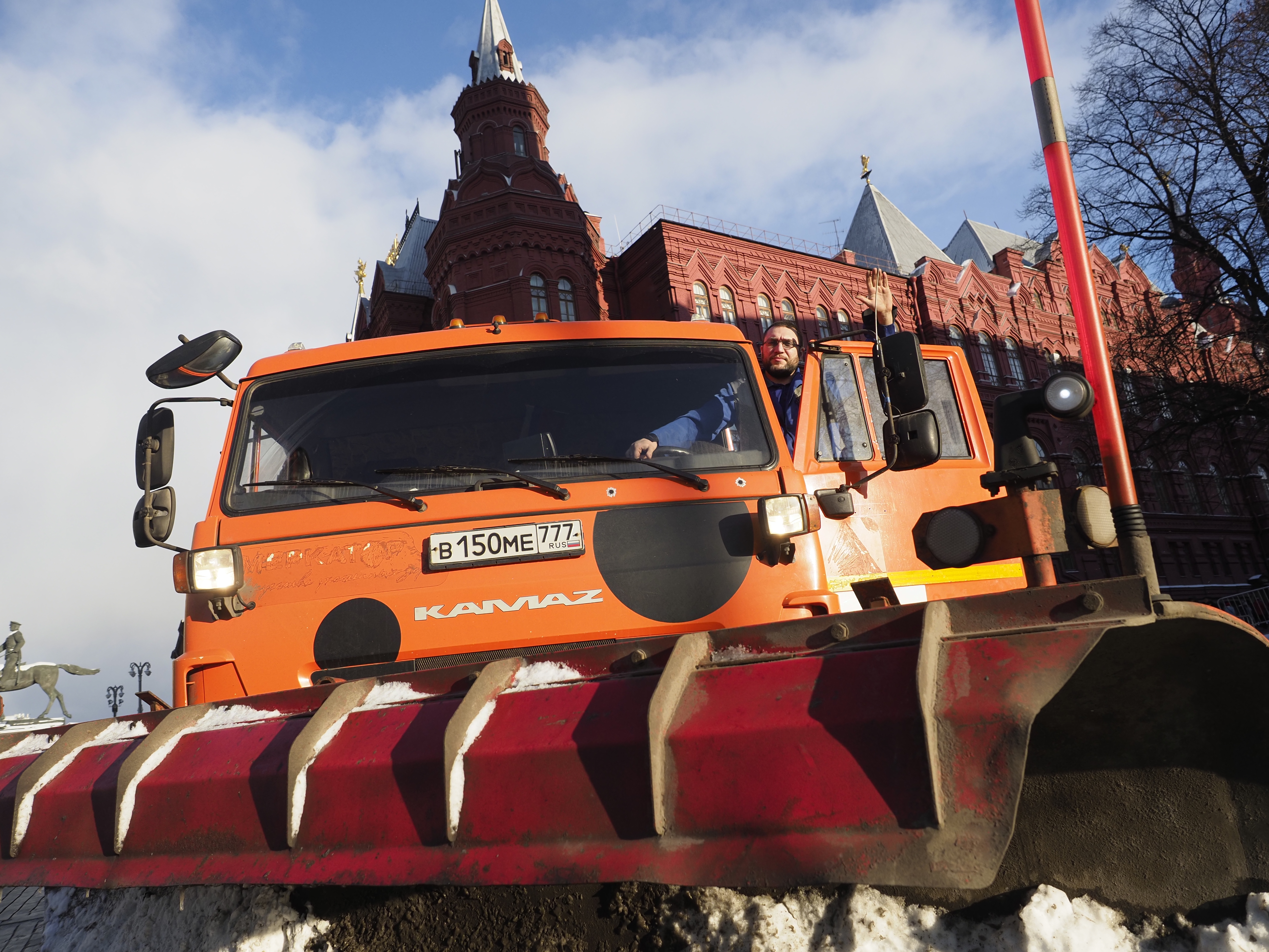 Водитель «КамАЗа» столичного ГБУ «Автомобильные дороги» Сергей Чернец следит за чистотой дорог на своем участке в Центральном округе Москвы уже пять лет