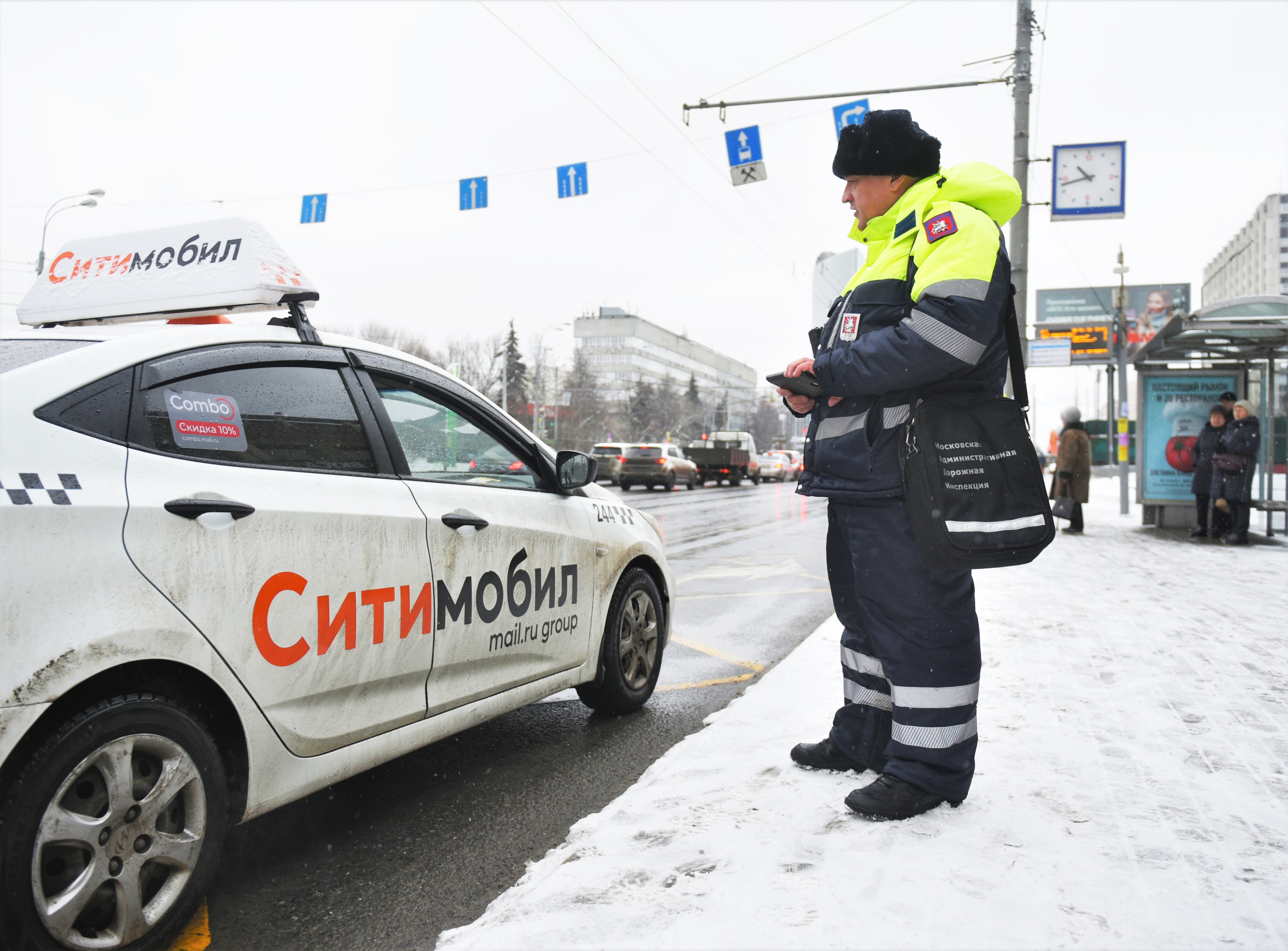 Ученые назвали самое безопасное место в такси при эпидемии