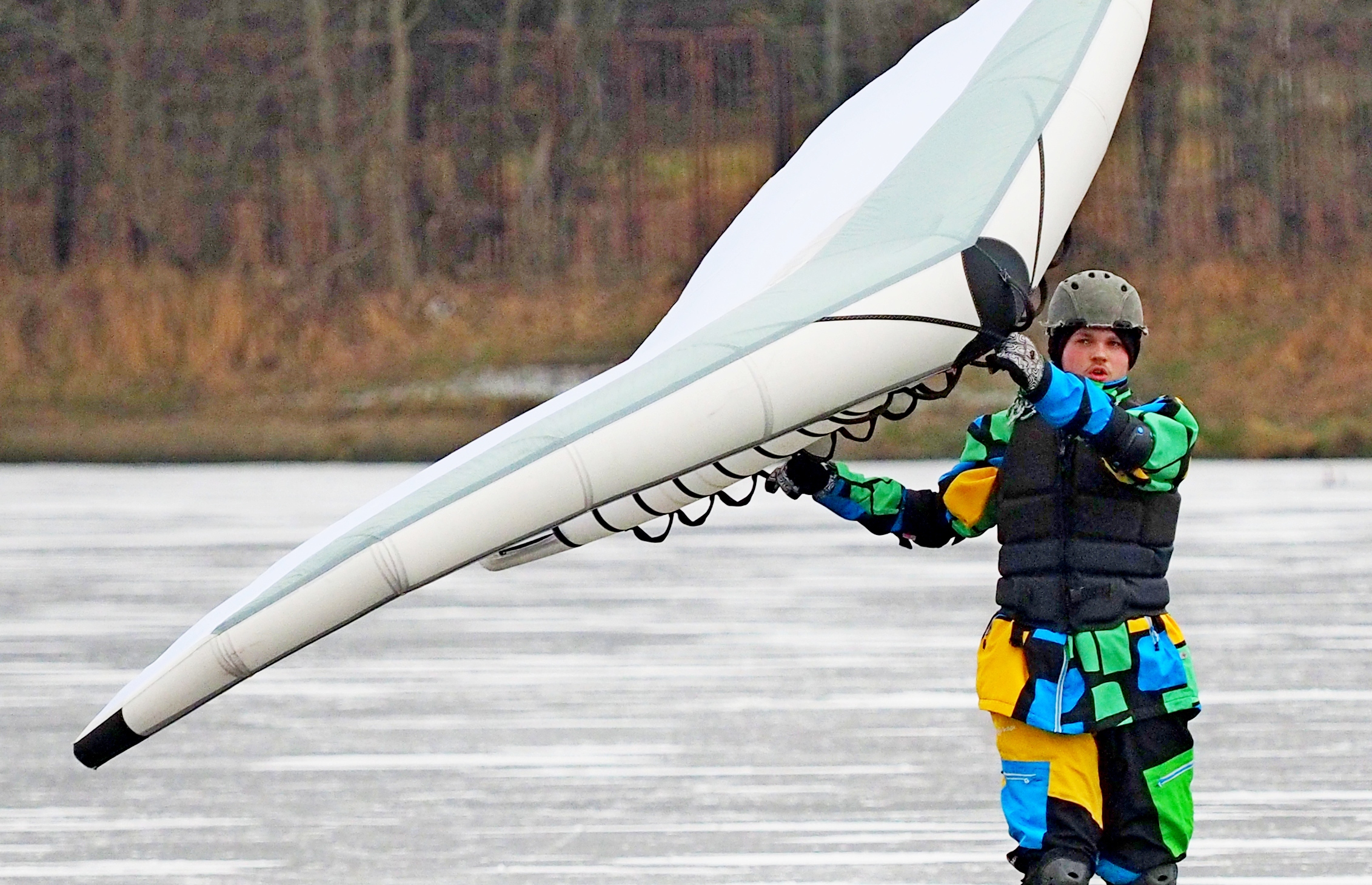 Любитель зимних видов спорта Иван Каргин катается на коньках на Тимирязевском пруду, используя вингфойл — специальное оборудование, которое придает ускорение