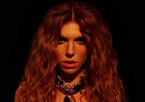 В Сети появилось видео, на котором певица Ассоль на русском объясняет суть своей композиции Save it