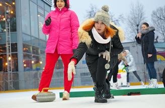 Щетки в руки и на лед! Как корреспондент «ВМ» училась играть в керлинг