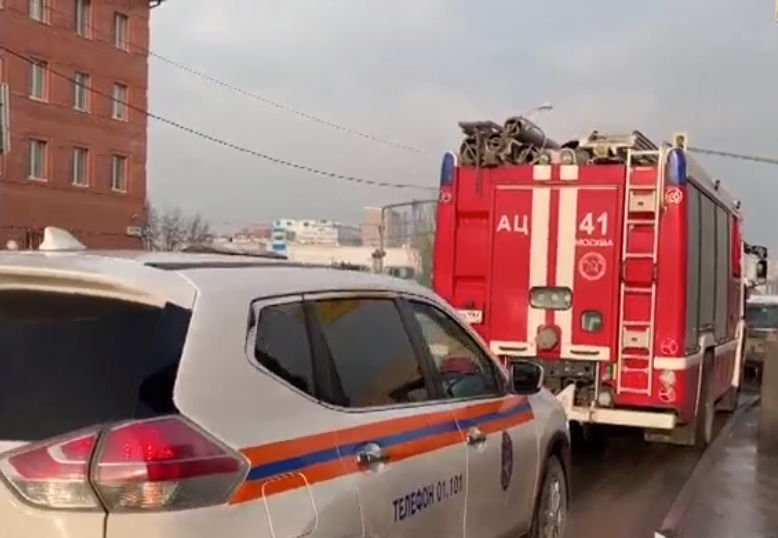 Пожар в подвале склада на севере Москвы ликвидировали