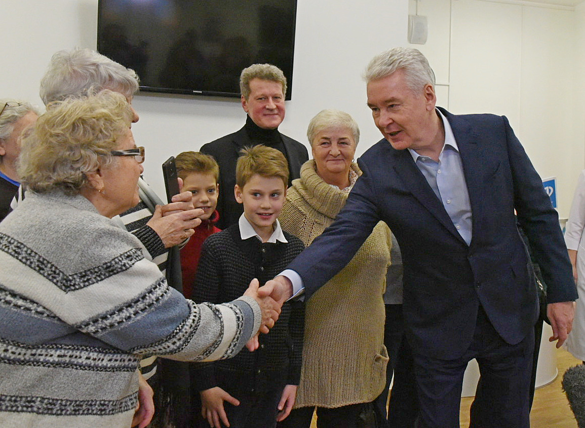 Мэр Москвы Сергей Собянин во время осмотра новой детско-взрослой поликлиники вместе с жителями района Беговой (слева направо) Анной Казаковой, Ларисой Борисовой, Александром Приходько и его сыновьями Николаем и Кириллом, Татьяной Гончаровой