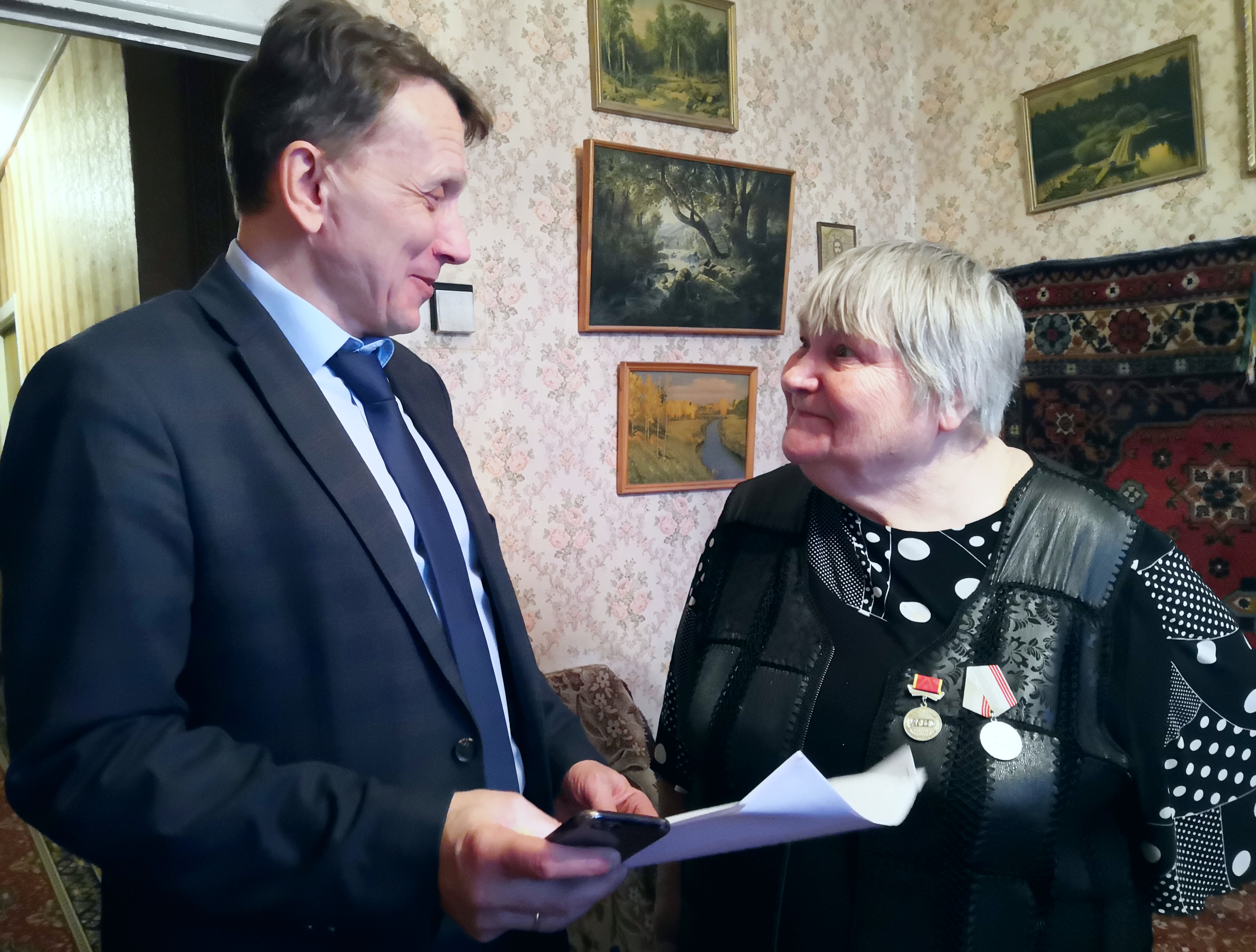 Заместитель главы управы района Фили-Давыдково по работе с населением Александр Анищенко в гостях у ветерана Великой Отечественной войны Екатерины Бережной, которой сделают ремонт в квартире