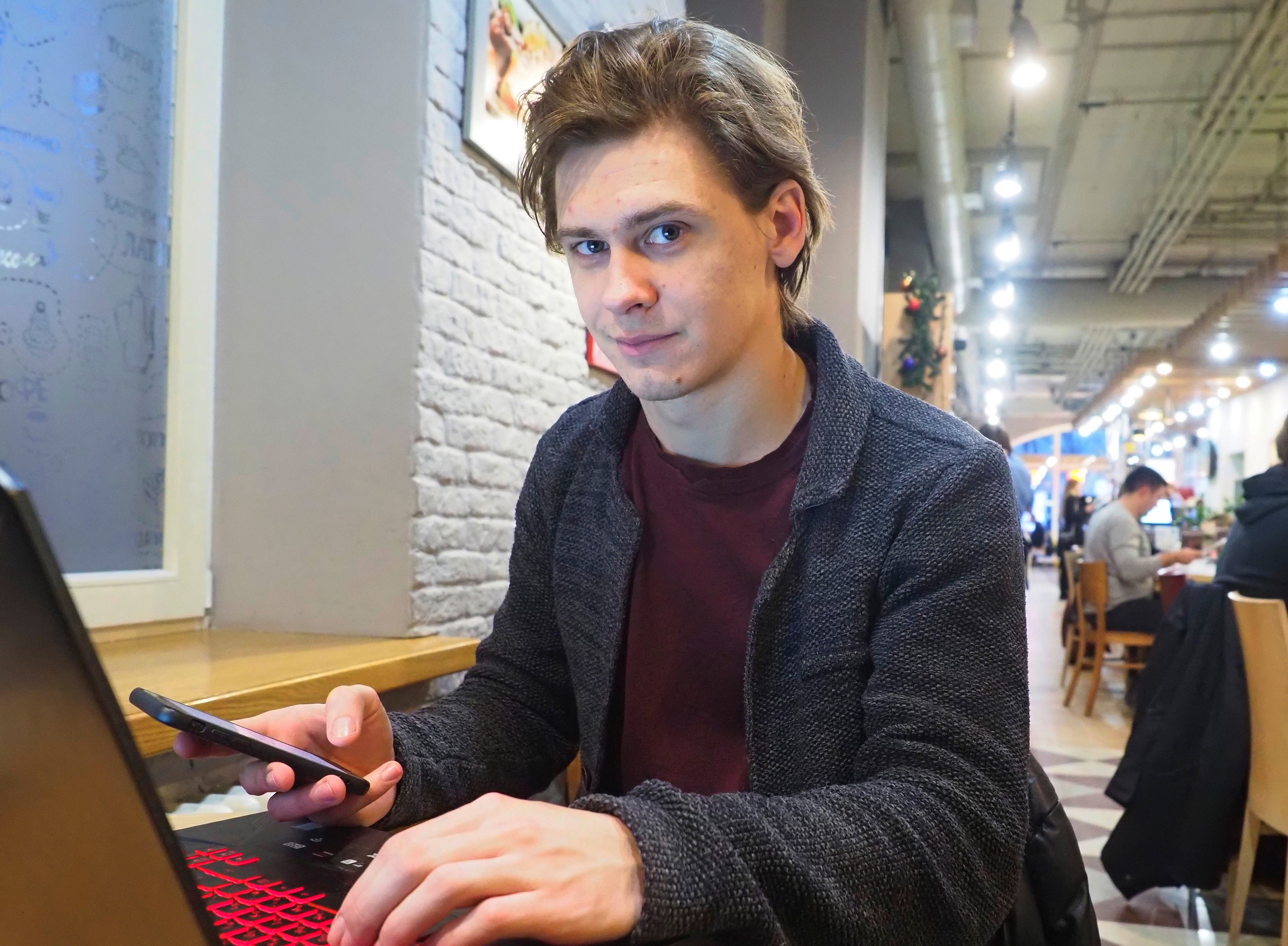 Москвич Андрей Клавдиев получил статус самозанятого и теперь занимается видеопродакшеном. Работать молодой человек может в любом удобном для себя месте, например в уютном кафе