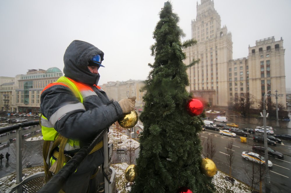 Демонтаж новогодних елей с улиц Москвы