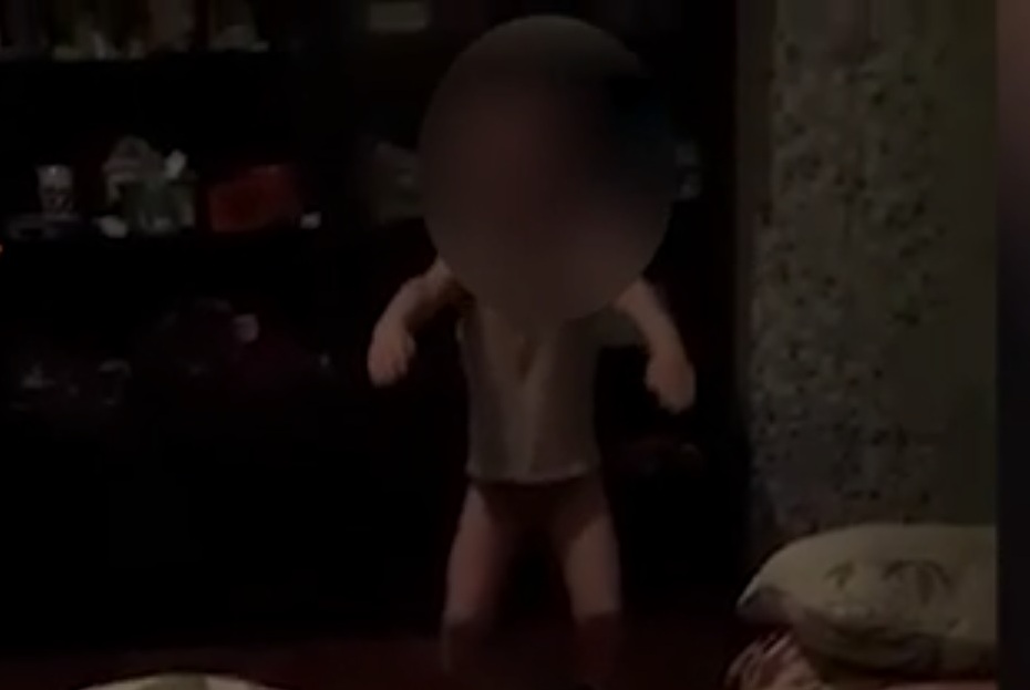 Следователи Москвы проверят видеозапись с издевательствами отчима над ребенком