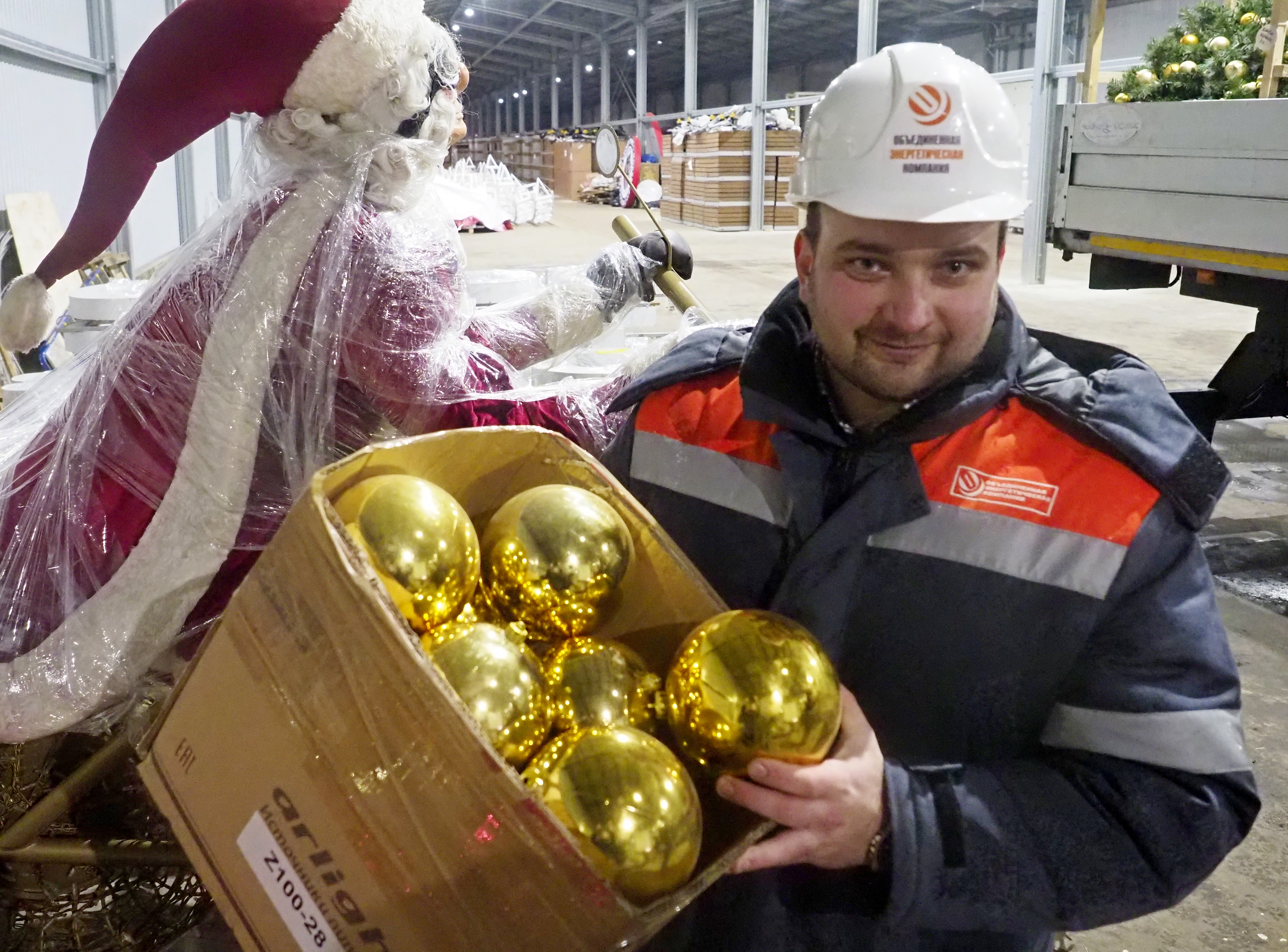 Начальник участка по ремонту и обслуживанию светового декоративного оформления Объединенной энергетической компании Юрий Поздняков демонстрирует шары, которые сняли с новогодней елки на площади Красные Ворота 