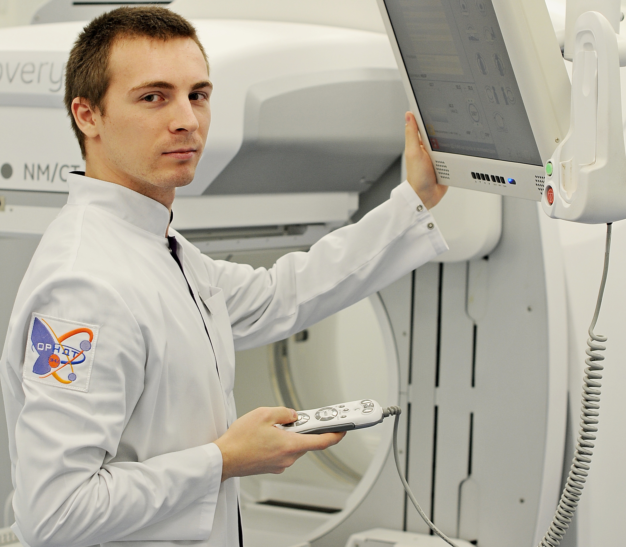 Сотрудник ФГБУ «Национальный медицинский исследовательский центр эндокринологии» медик-физик Ярослав Сирота перед диагностической установкой