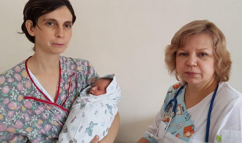 Мать и ребенок чувствуют себя хорошо и готовятся к выписке домой