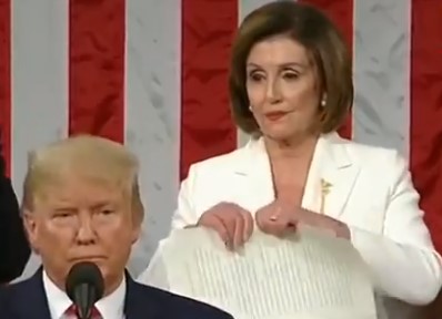 Конфликт произошел между главой Белого дома и спикером палаты представителей Нэнси Пелоси