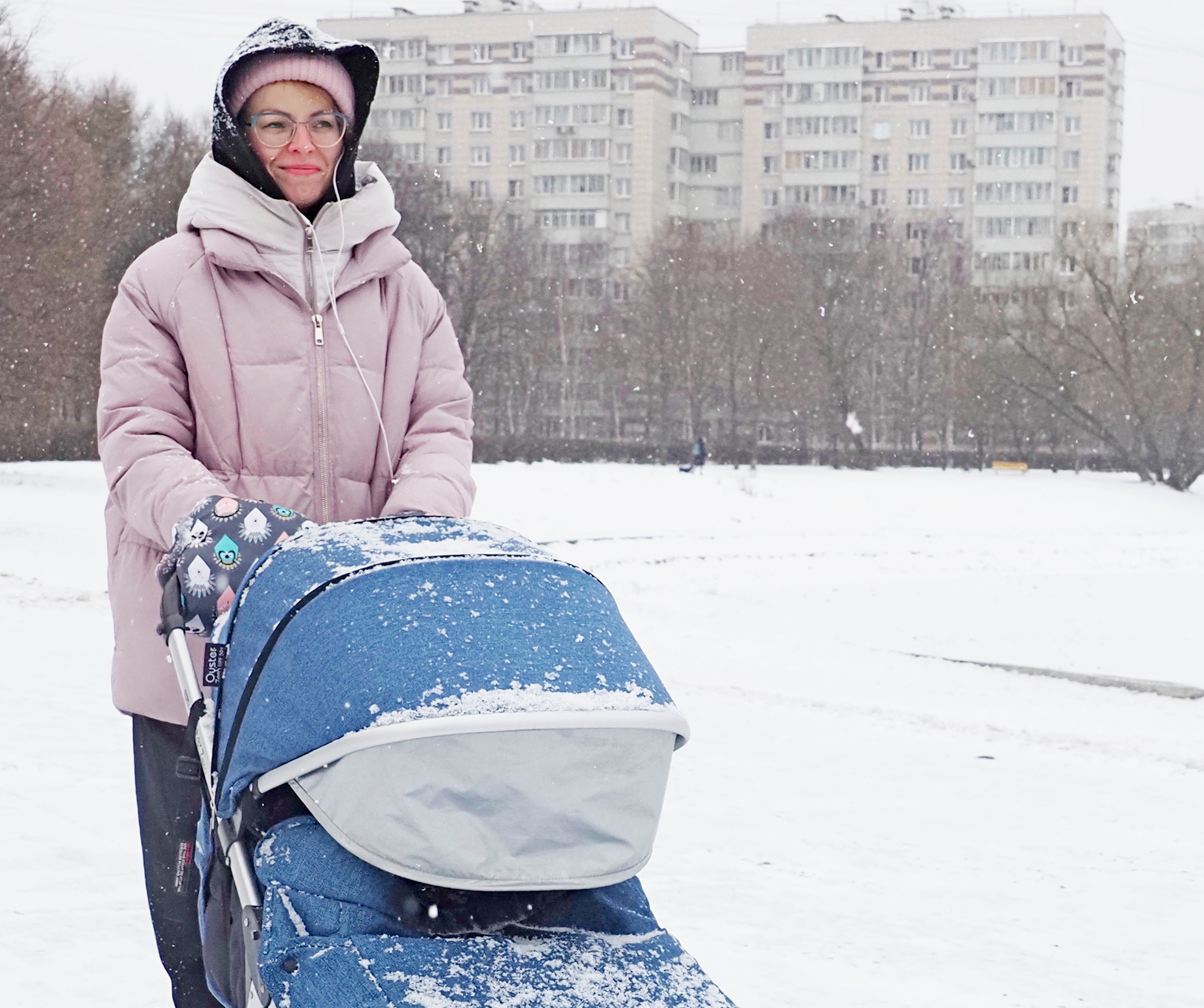 Москвичка Анна Шабалина с сыном Артемием прогуливается вдоль берега Капустинского пруда
