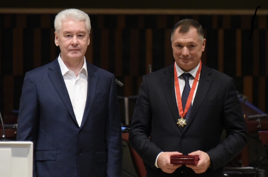 Сергей Собянин (слева) поздравляет Марата Хуснуллина