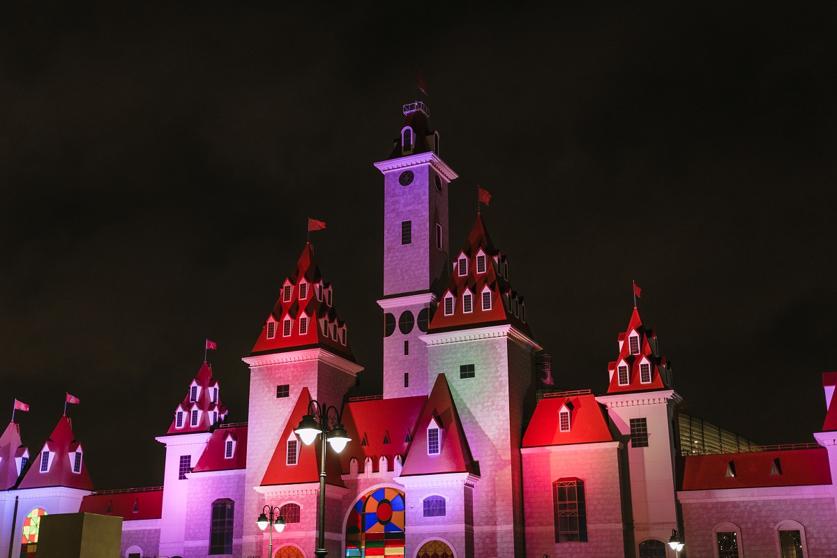 Прожекторы установили на кровле и башне