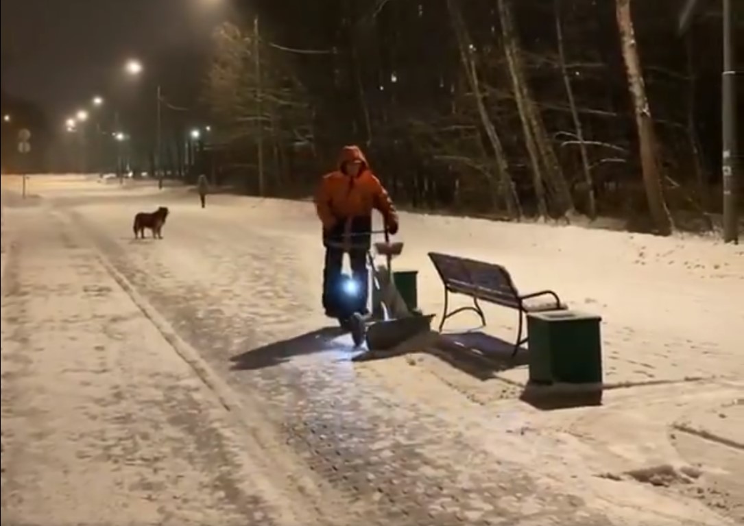 Подмосковный дворник убрал снег необычным способом и стал звездой Сети