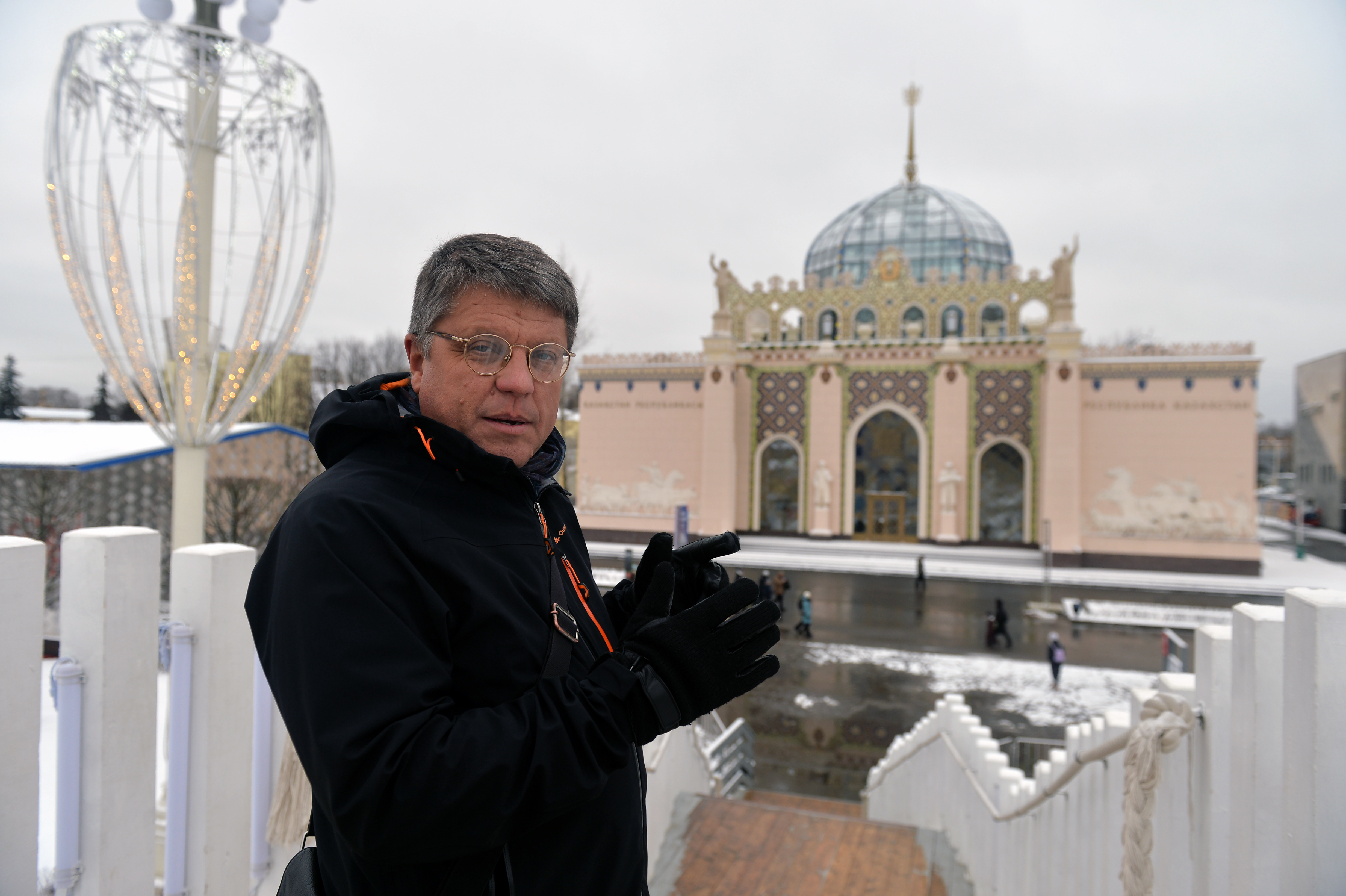 Историк ВДНХ Павел Нефедов на фоне павильона «Казахстан»