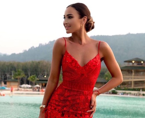 Бузова поздравила возлюбленного с Днем святого Валентина в костюме медсестры