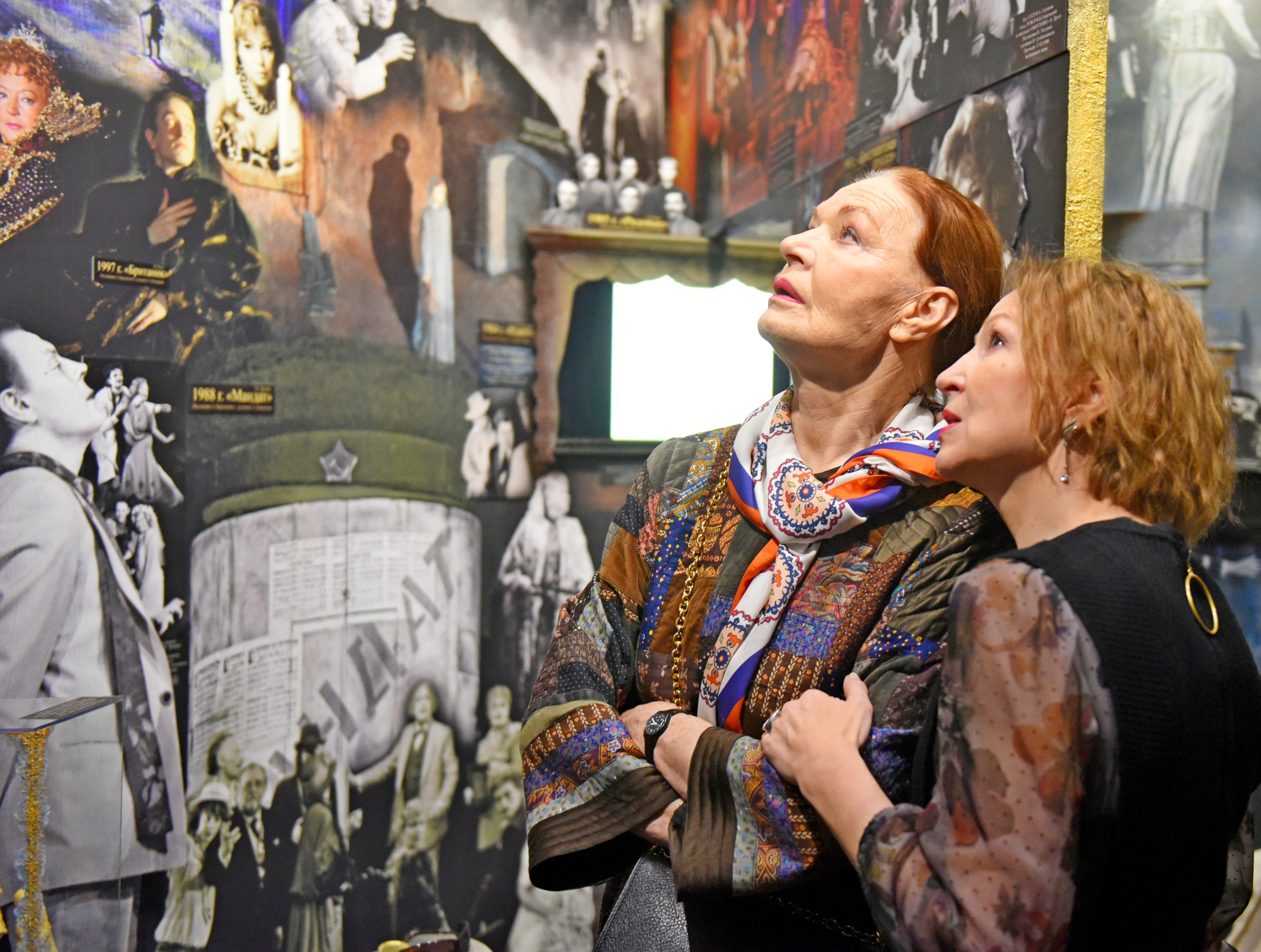 Актрисы Людмила Чурсина и Анна Глазкова в музейной комнате