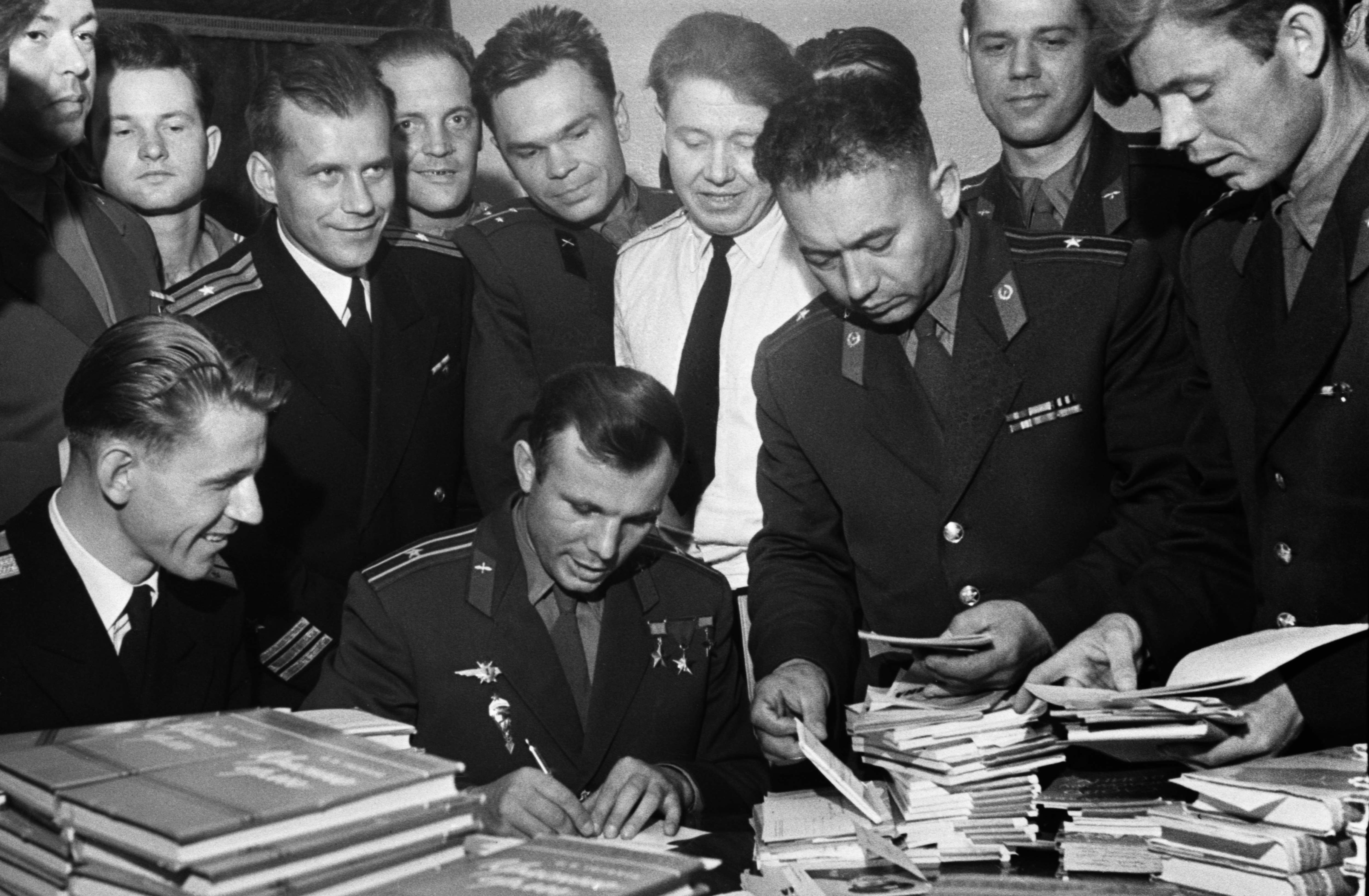 Юрий Гагарин раздает автографы в Театре Советской армии