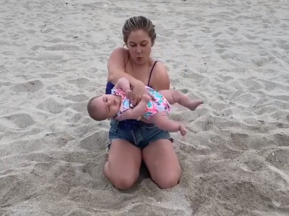 Гимнастку раскритиковали в Сети за игру с ребенком на пляже