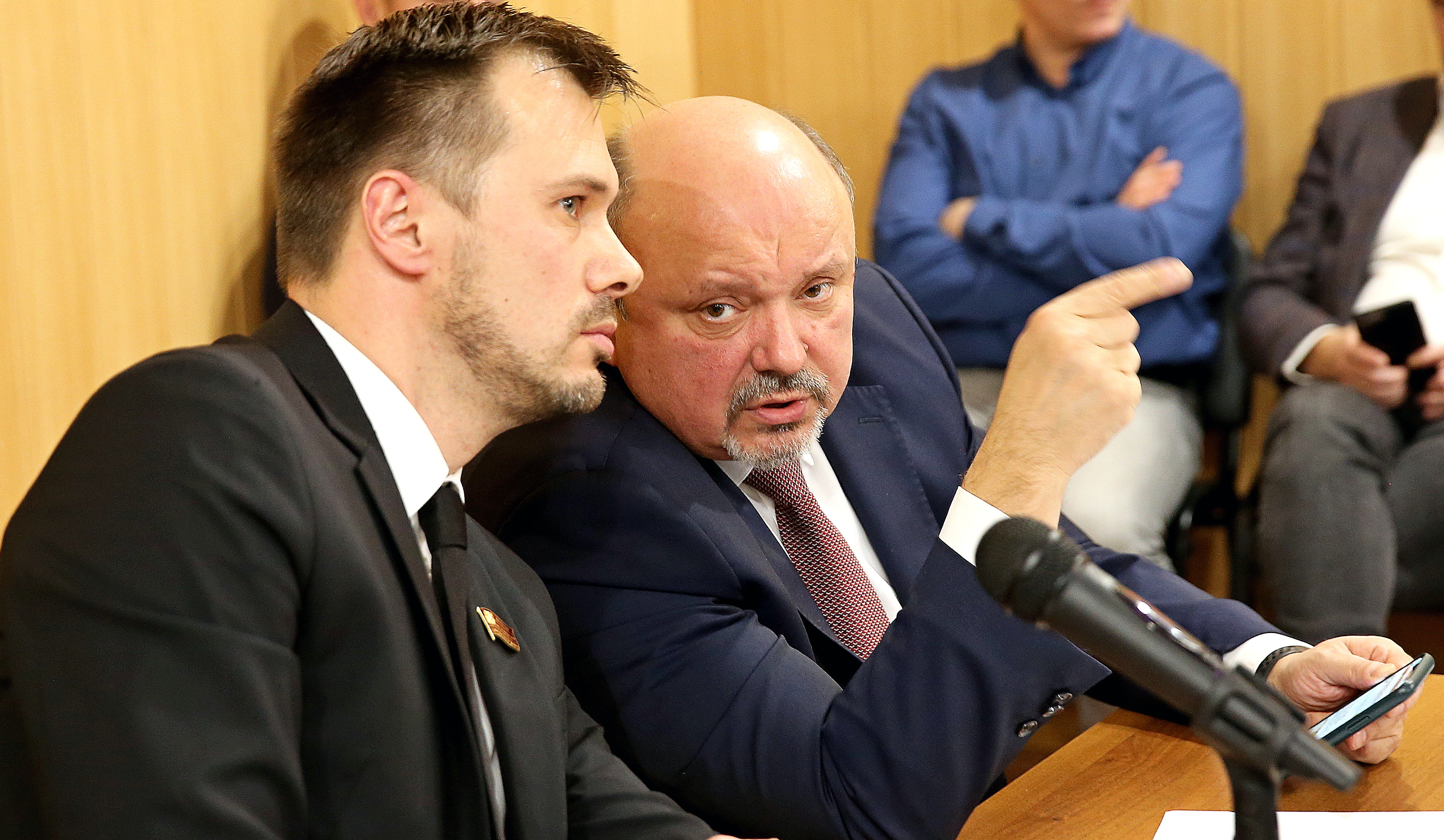 Депутат Мосгордумы Валерий Головченко (слева) и глава городского округа Троицк Владимир Дудочкин приняли участие в обсуждении строительства трассы в Новой Москве