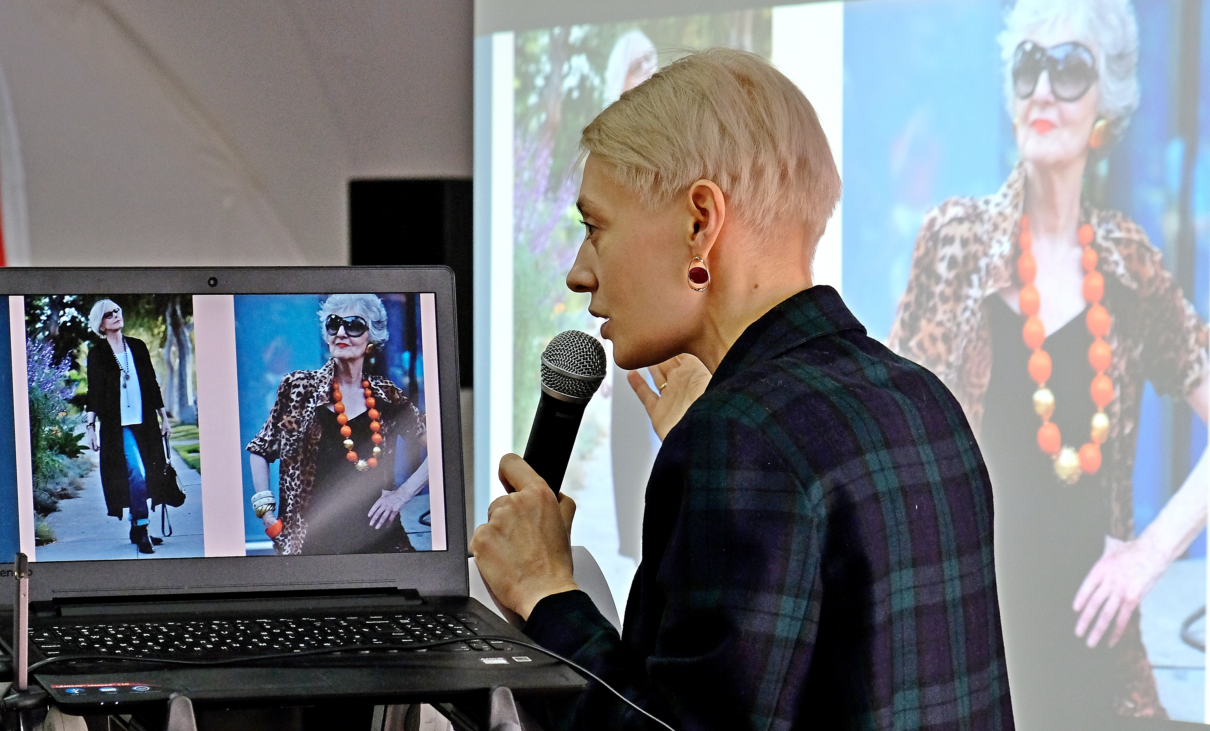 Стилист Наталья Локтионова проводит лекцию-презентацию по созданию модного образа для женщин элегантного возраста 