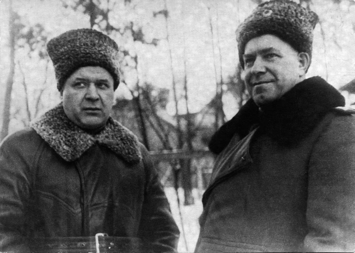 Командующий войсками 1-го Белорусского фронта маршал Советского Союза Г. К. Жуков и командующий ВВС РККА главный маршал авиации А. А. Новиков