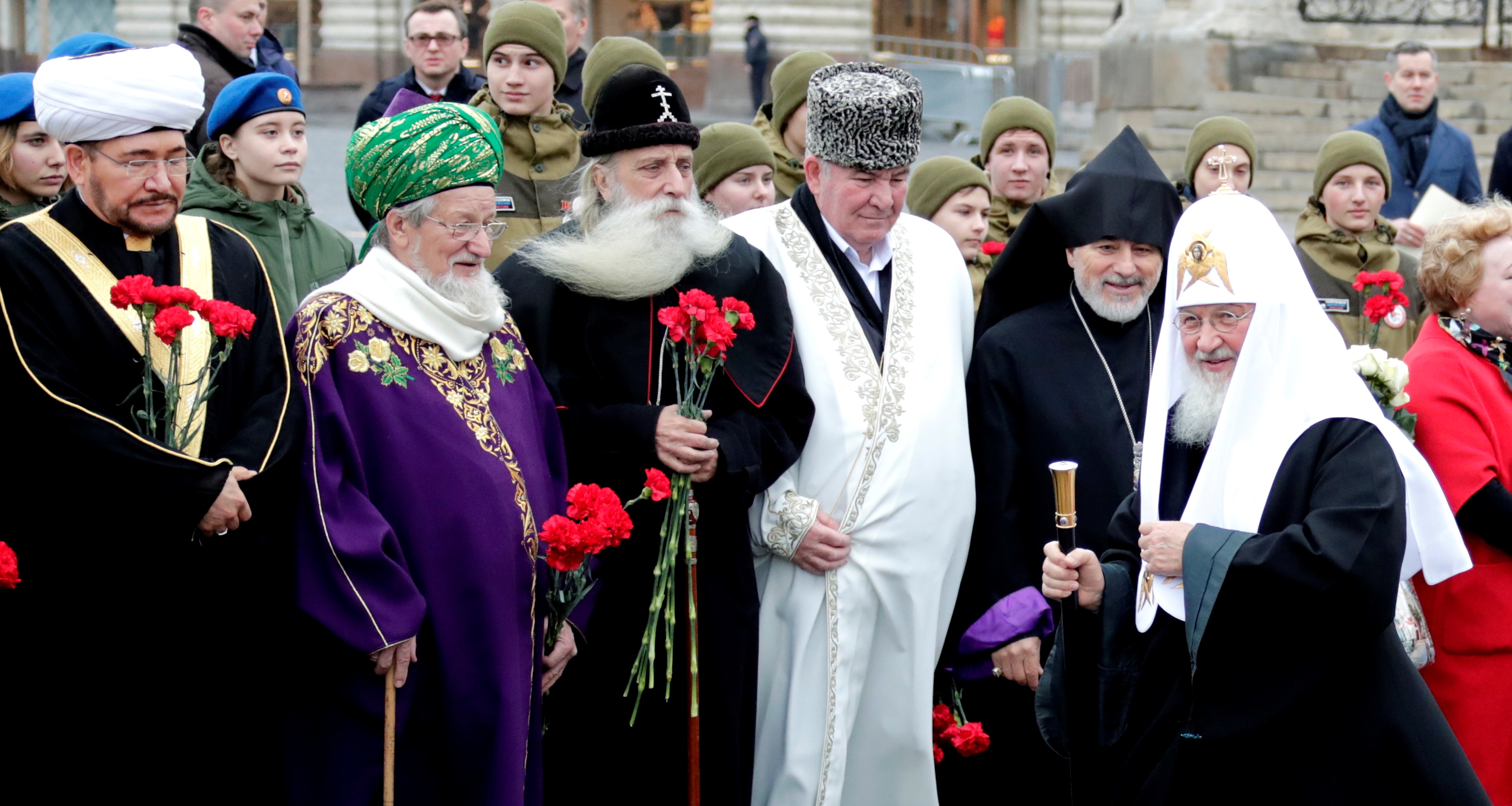 Председатель Совета муфтиев России Равиль Гайнутдин, 1-й Верховный муфтий, председатель Центрального духовного управления мусульман России Талгат Таджуддин, епископ Русской православной старообрядческой церкви Корнилий, председатель Духовного управления мусульман Карачаево-Черкесской Республики Исмаил Бердиев, глава Российской и Ново-Нахичеванской епархии Армянской Апостольской Церкви Ерзас, Патриарх Московский и всея Руси Кирилл (слева направо) перед началом возложения венка к памятнику героям народного ополчения 1612 года К. Минину и Д. Пожарскому на Красной площади 