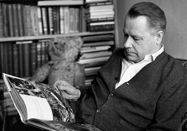 Русские, остановив немцев под Москвой, сняли об этом «замечательный по эмоциональности» документальный фильм. Были названы его создатели — Илья Копалин и Леонид Варламов