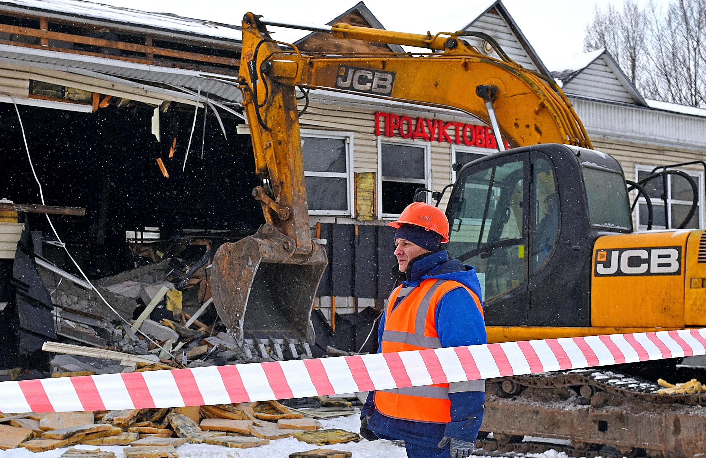 Сотрудник Госинспекции по недвижимости контролирует ход демонтажа здания на территории, где может появиться зона отдыха для жителей района 