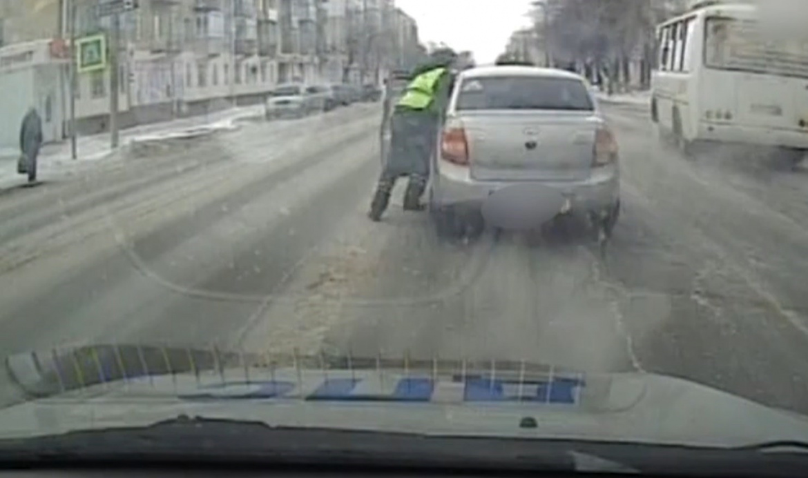 Задержан водитель, протащивший инспектора ГИБДД по асфальту в Курганской области