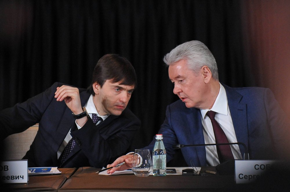 Мэр Москвы Сергей Собянин (справа) и министр просвещения Российской Федерации Сергей Кравцов на IV Международной конференции по управлению качеством образования, посвященной профессиональному самоопределению школьников