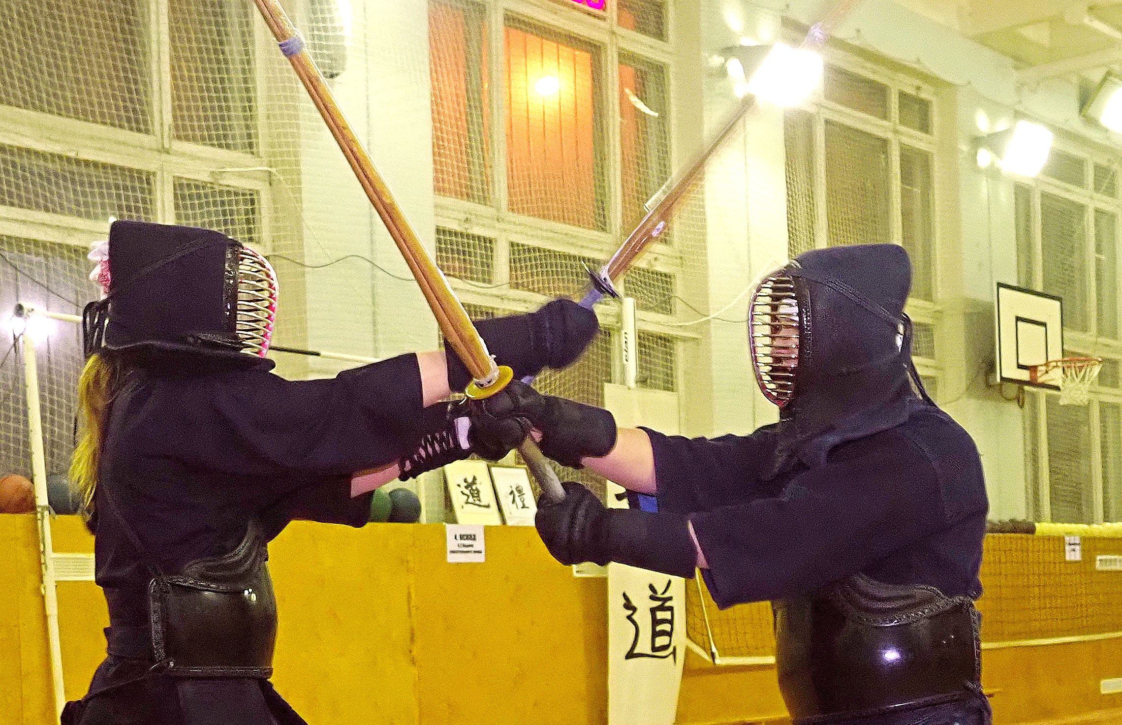 Тренер Олеся Зимина (слева) и Егор Шевчук демонстрируют ударную технику в полной экипировке 