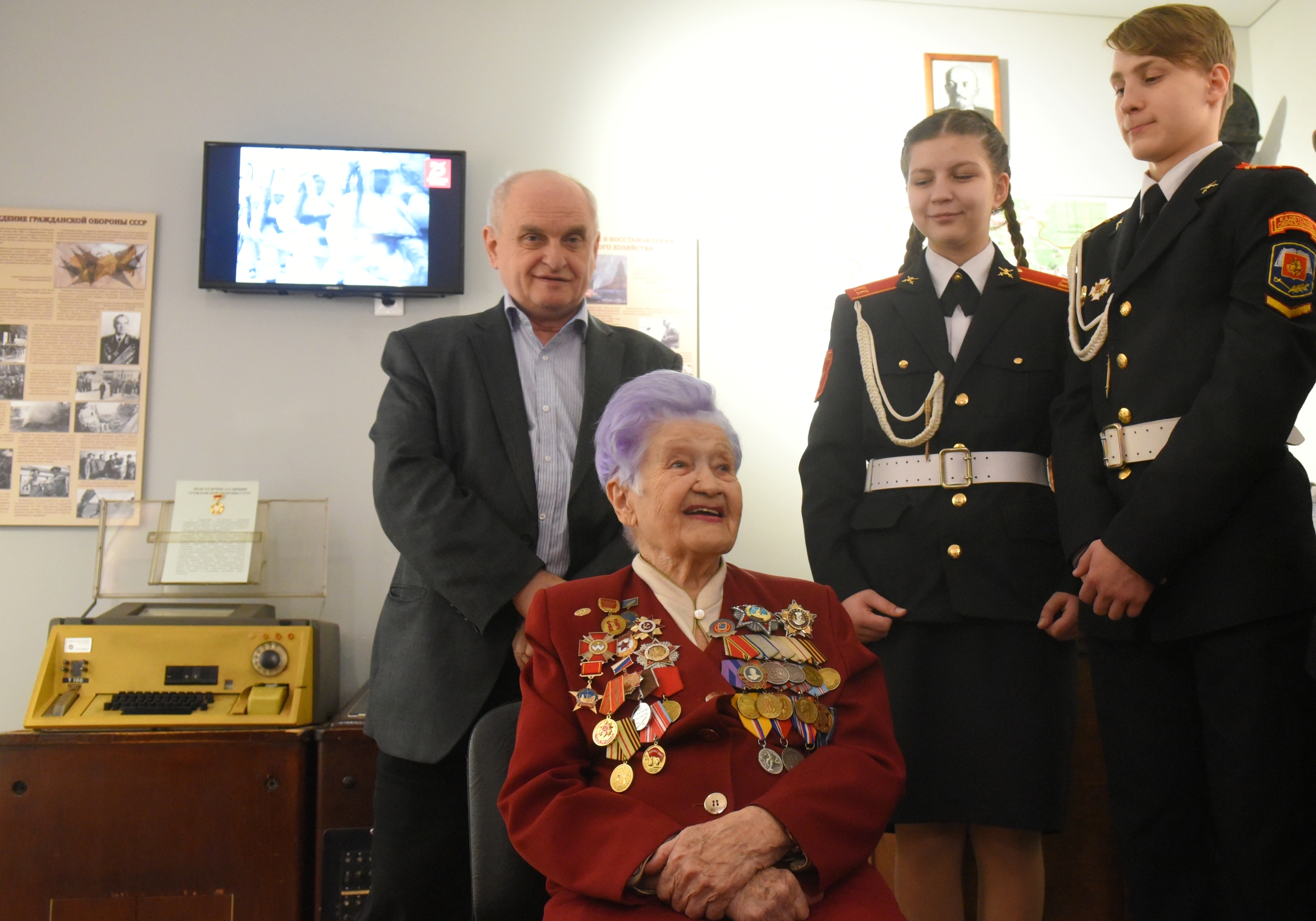 Ветеран Великой Отечественной войны, служившая санинструктором на передовой, участница Сталинградской битвы Мария Рохлина вместе с писателем, автором книг на военную тематику Александром Лепехиным и кадетами школы имени маршала В. И. Чуйкова — Аленой Любимцевой и Никитой Вишневским (слева направо) 