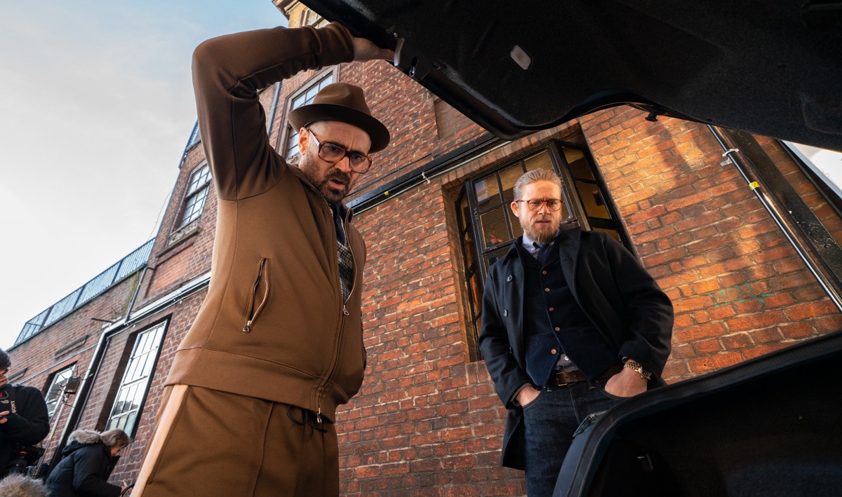 Кадр из гангстерской драмы Гая Ричи «Джентльмены». Колина Фаррелла (слева) и Чарли Ханнэма (справа) в роли обаятельных злодеев Тренера и Рэя 