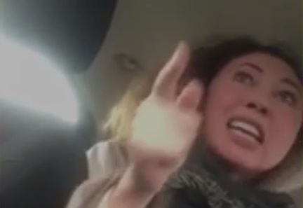 Женщина начала кричать, спрашивая, почему водитель заранее не нажал кнопку «в пути»