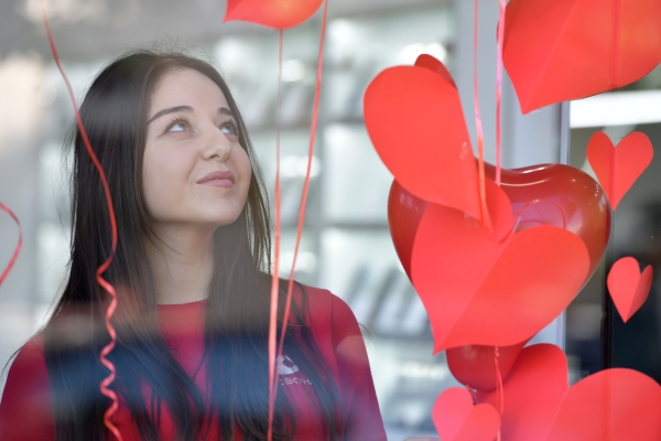 «Феминтинку я сама себе послала»: социолог объяснил феномен «валентинок для девочек»