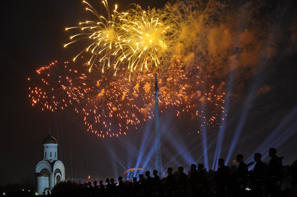 Салют в честь 75-летия освобождения Будапешта прогремел в Москве