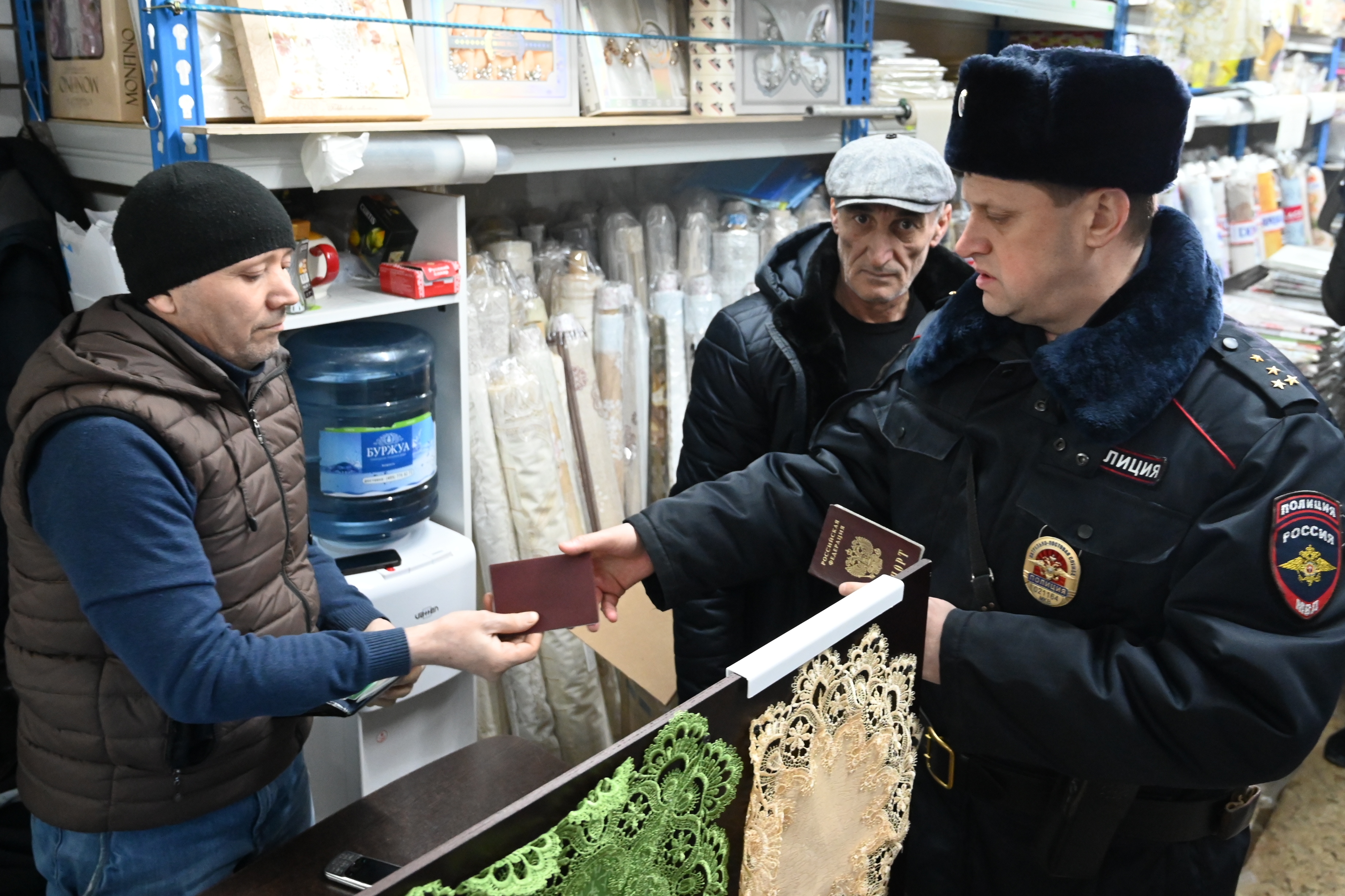 Проверка в аптеке. Роспотребнадзор в школьных столовых. Форма работников роспотребнадзора фото. Инспекция в аптеке. Проверки роспотребнадзора прокуратурой.