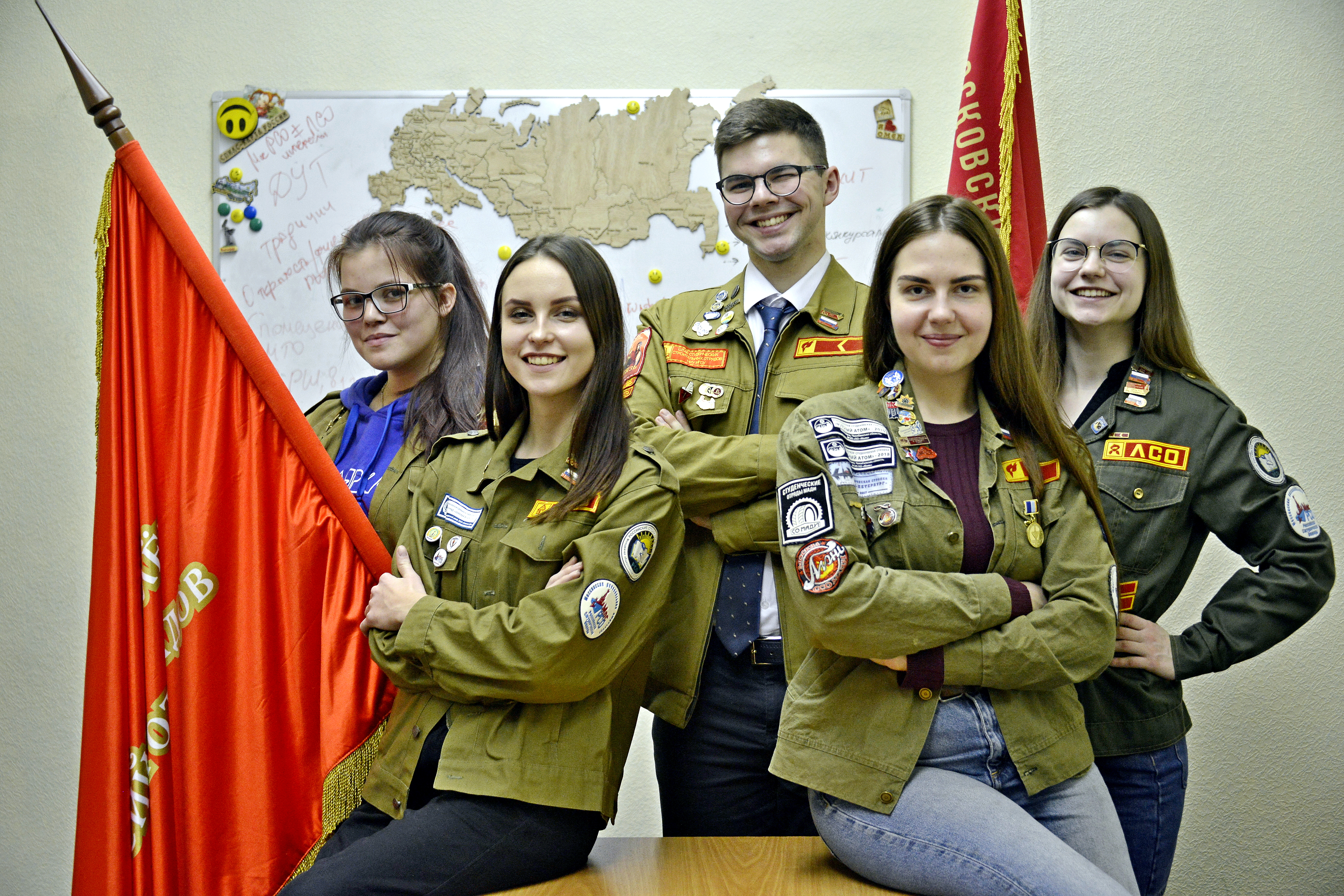 Ударники студенческих отрядов в штабе (слева направо): Мария Будеско, Ксения Макаренко, Евгений Диомидов, Анна Сатышева, Анастасия Гурякова. В 2019 году они стали лучшими командирами и комиссарами своих студенческих отрядов. Обо всех достижениях свидетельствуют нашивки и значки на их бойцовках