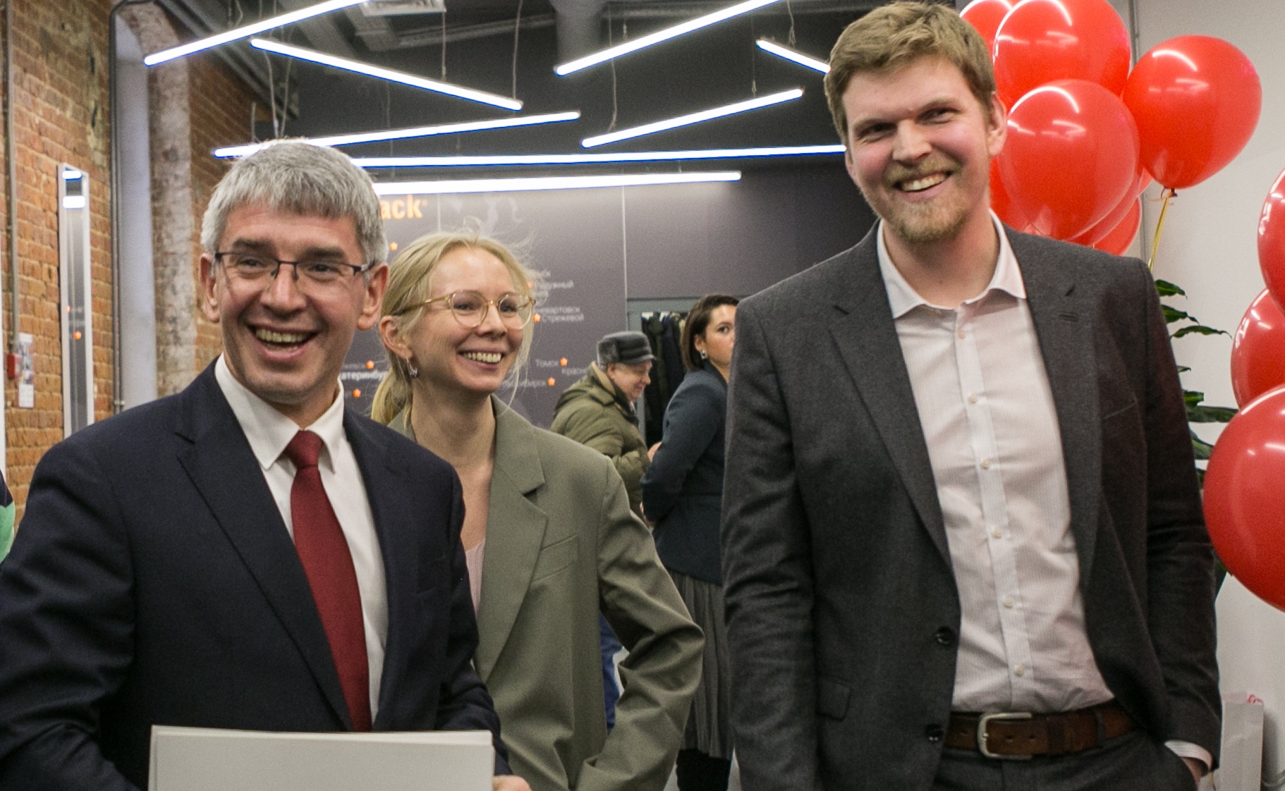 Руководитель Департамента предпринимательства и инновационного развития Москвы Алексей Фурсин (слева), директор по связям с общественностью образовательной онлайн-платформы Анна Мянник и гендиректор IT-компании Илья Паршин на открытии акции «День без турникетов»