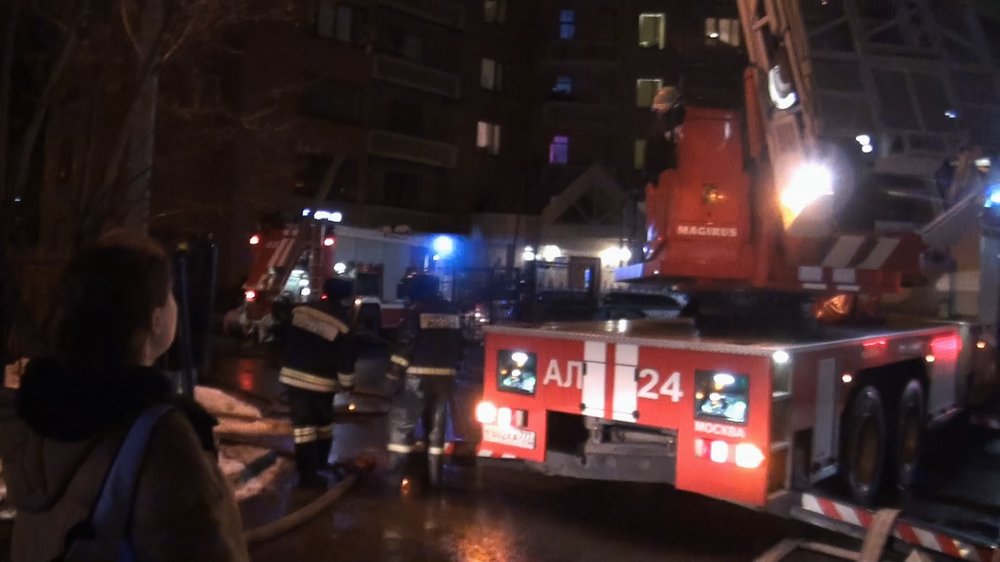 Пожарные спасли трех человек из горящего спортзала в столице